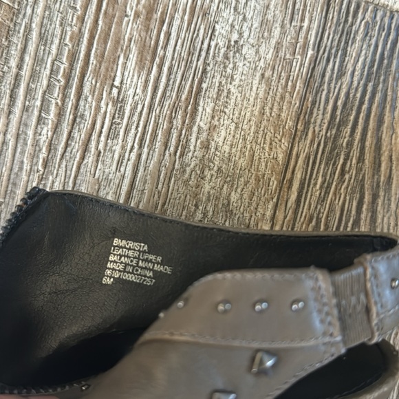 В Makowsky Open Toe/Back Leather Studded
Stiletto, 6M - Picture 11 of 12